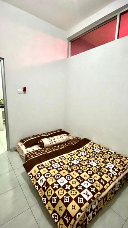 a small room with a bed in the corner at Herald homestay wonosobo in Wonosobo