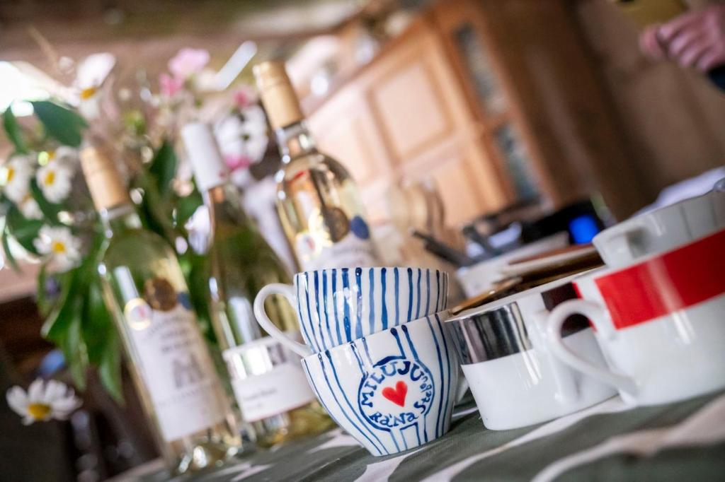a counter with bottles of wine and cups on it at Kafírna Ovesné Kladruby in Ovesné Kladruby