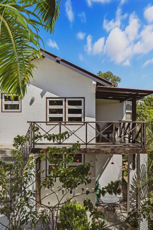 Charming Private Cottage in Gated Estate