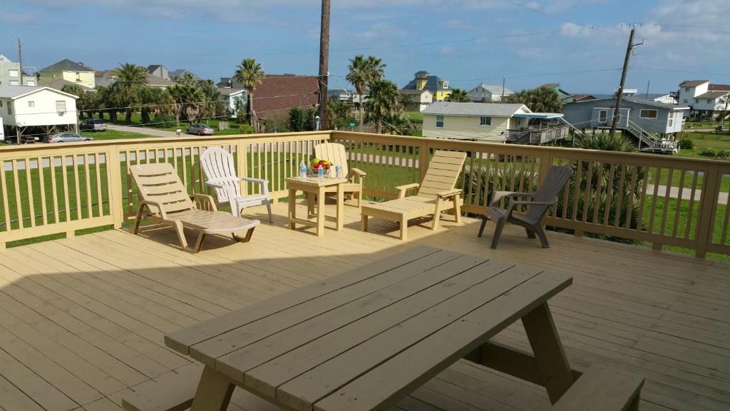 Gallery image of PRIVATE BEACH -- AWAY FROM THE CROWDS - Ocean Views -Short drive to MOODY GARDENS, SCHLITTER BAHN, PLEASURE PIER in Galveston