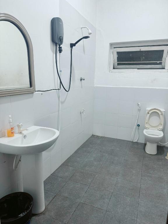 a bathroom with a sink and a toilet at Colombo Mount Hostel in Mount Lavinia