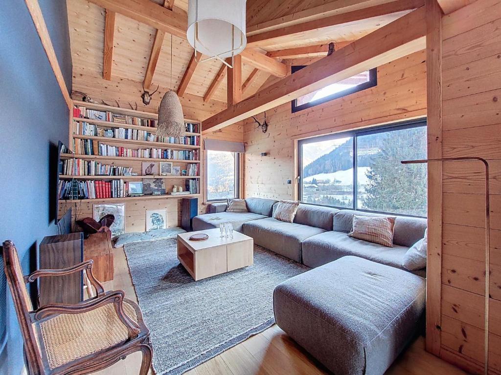 Chalet Superbaz في Seytroux: غرفة معيشة بها أريكة وطاولة