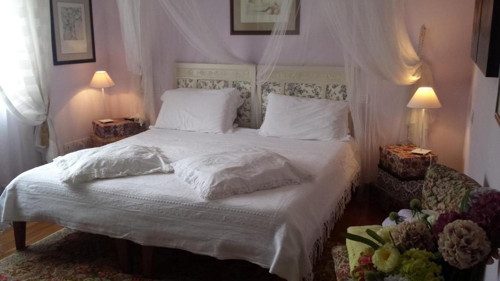 ペルージャにあるTeapot Houseのベッドルーム1室(白いシーツと枕のベッド1台付)