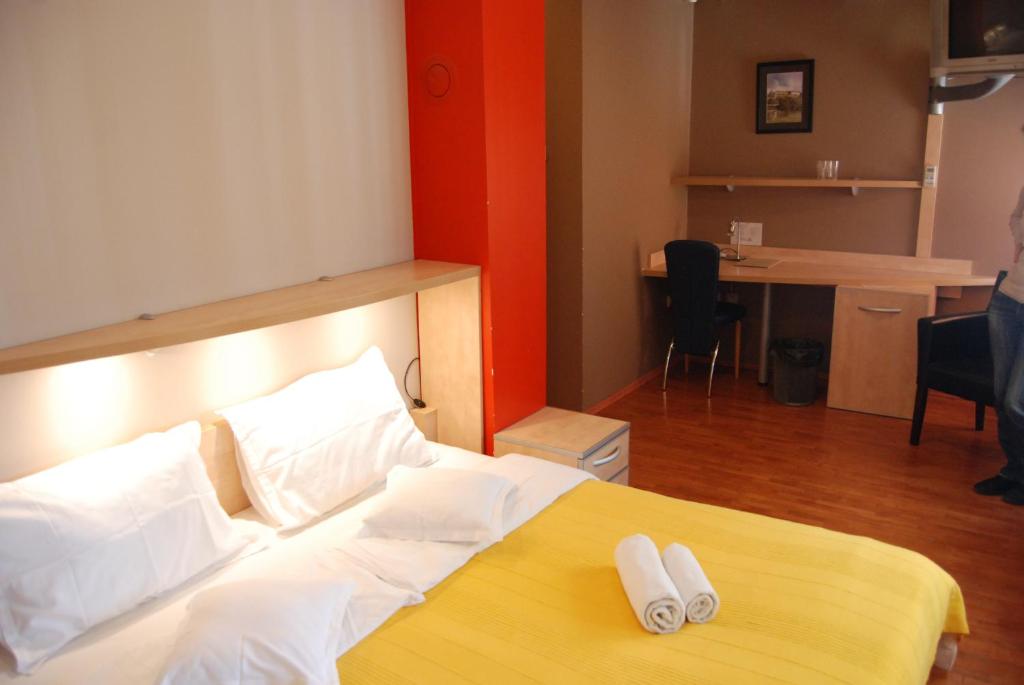 Postel nebo postele na pokoji v ubytování Car Royal Apartments and Rooms