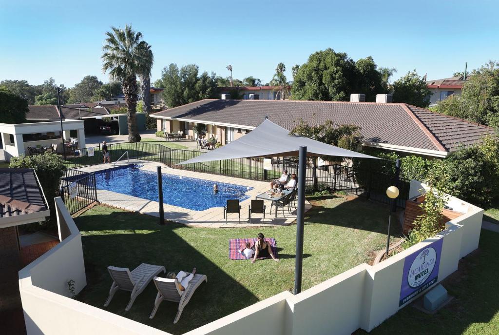 an overhead view of a swimming pool with people in a backyard at Jacaranda Holiday Units in Swan Hill