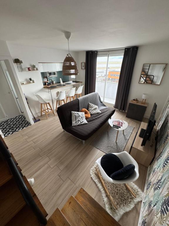 a living room with a couch and a table at Le 306 Beauvert Parking gratuit in Grenoble