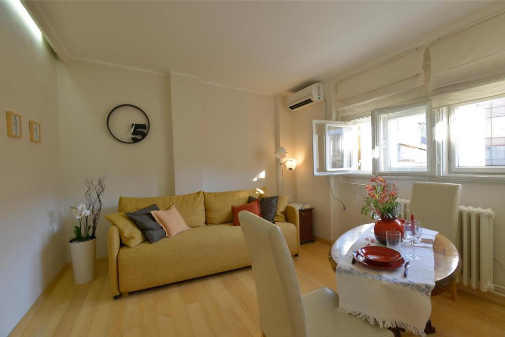 a living room with a couch and a table at Downtown dell Arte in Novi Sad