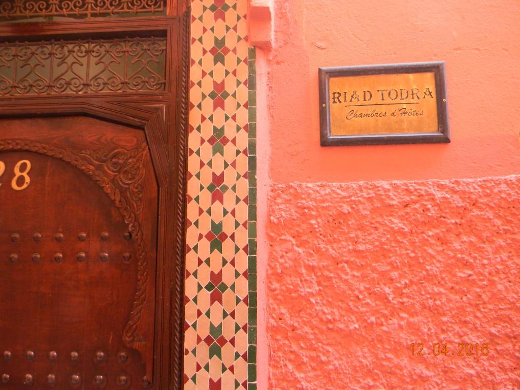Riad Todra tesisinde sergilenen bir sertifika, ödül, işaret veya başka bir belge