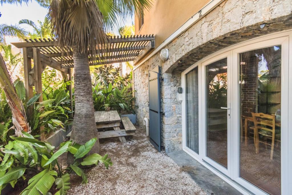 Tilou Location - Giens - proche des plages et du villages - Apartamento De Un Dormitorio Con Vistas Al Jardín