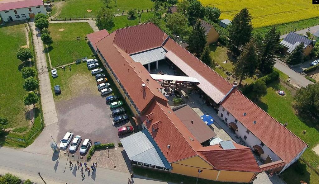 Draufsicht auf ein Gebäude mit Parkplatz in der Unterkunft Hotel Sonnekalb in Naumburg