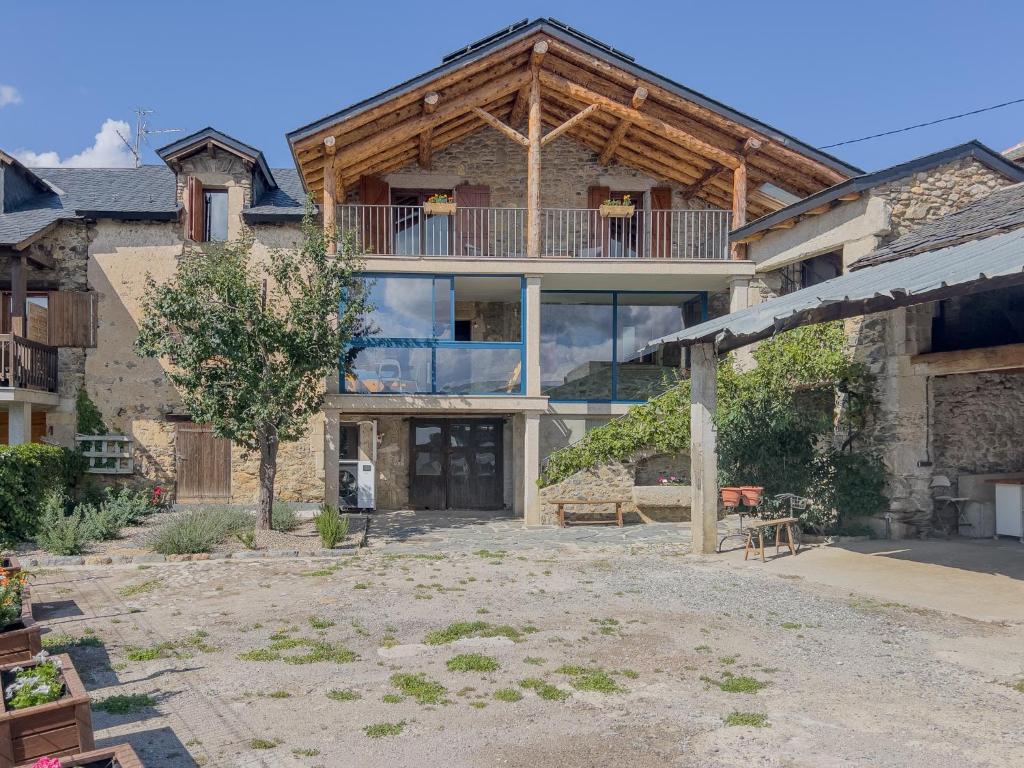 an exterior view of a house with a balcony at Cal 1777 in Bourg-Madame