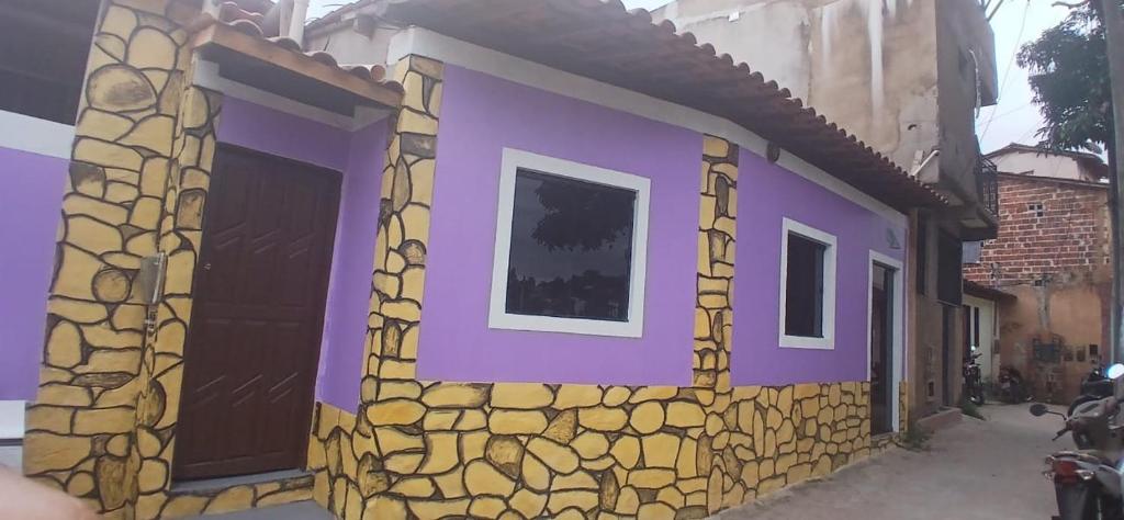 a purple and yellow house with a door at Casa de Gil do Pão in Lençóis