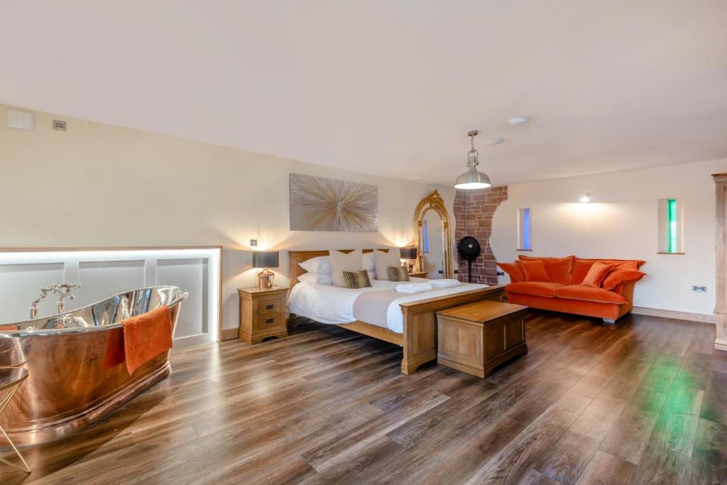a bedroom with a bed and a tub in a room at 3 Bed in Brampton oc-p34636 in Brampton