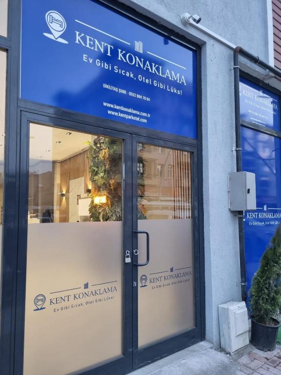 a sign on the door of a kent konkoma eyelid store at Kent KONAKLAMA in Uşak