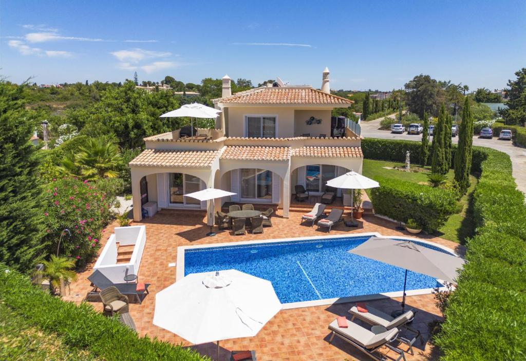 an aerial view of a villa with a swimming pool at Casa Juniper in Praia do Carvoeiro