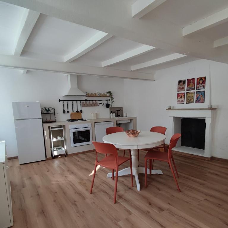a kitchen with a table and chairs in a room at Charme a Corniglio in Corniglio