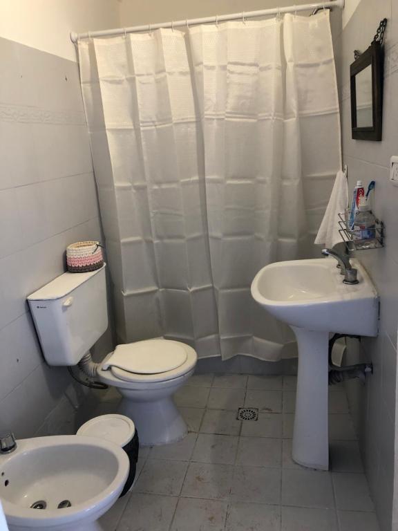 a bathroom with a toilet and a sink at Espacio Marea in Puerto Madryn
