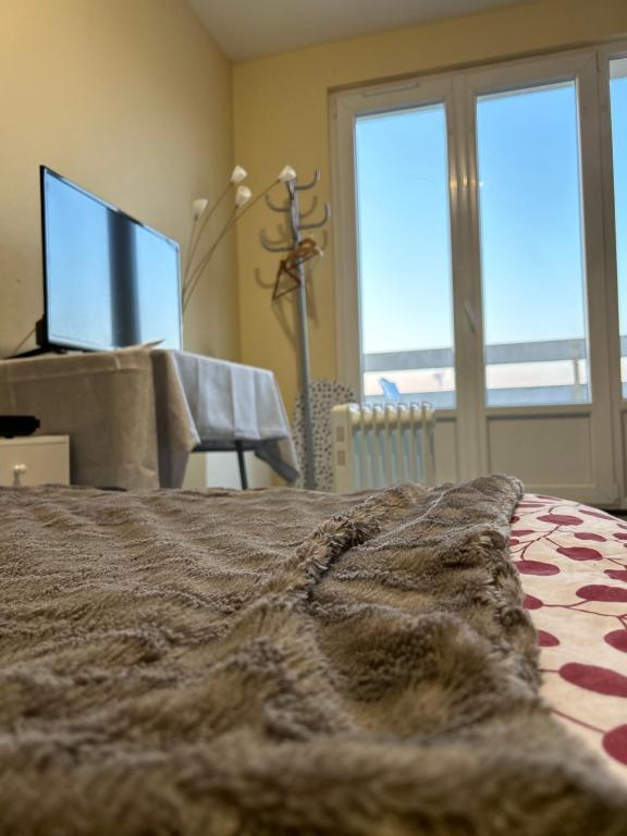 Llit o llits en una habitació de Studio équipé avec balcon