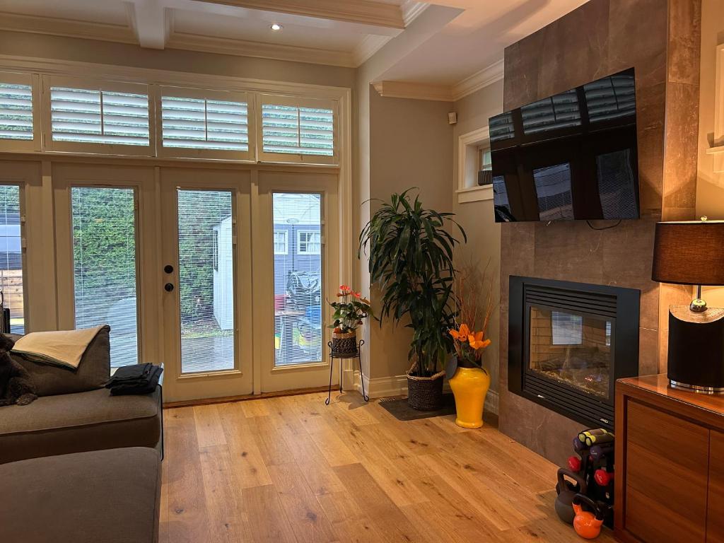 a living room with a fireplace and a tv at Ride and Climb Lodge in Squamish
