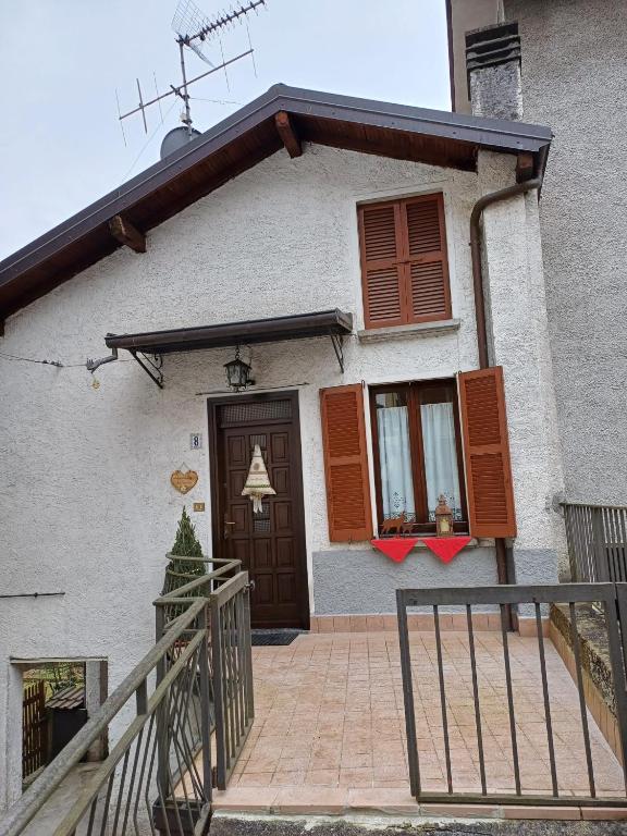 a house with a brown door and a porch at La casetta di Marilena in Bindo
