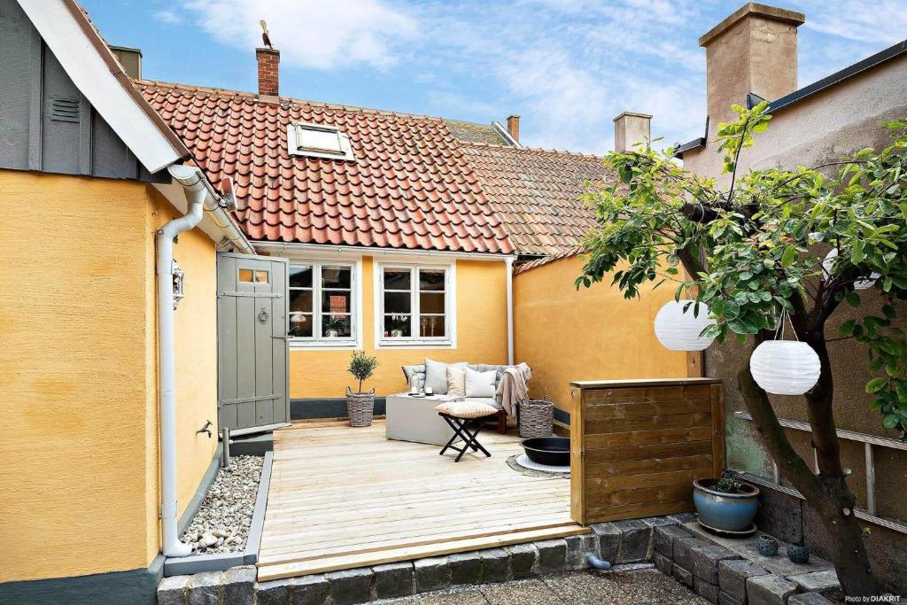 a backyard with a wooden deck in a house at SKA117-Simrisham-Skepparegatan-6 in Simrishamn