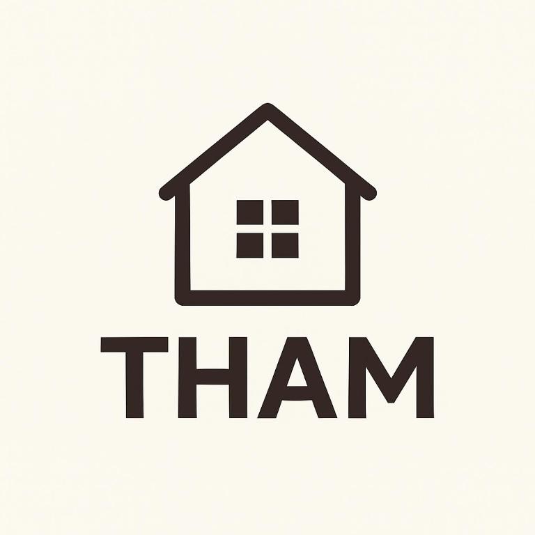 ein Symbol eines Hauses mit dem Wort „than“. in der Unterkunft THAM Ranong in Ranong
