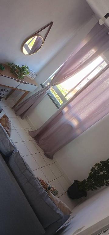 una stanza con un soffitto con una luce e una finestra di Ap simples aconchego a Santarém