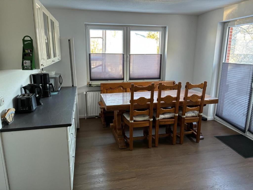 a kitchen with a table and some chairs and a table and a kitchen sidx sidx at Freundliche Monteurwohnung in Bad Oldesloe