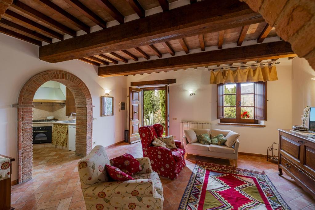 a living room with two chairs and a couch at Casa Vecciano in Cetona