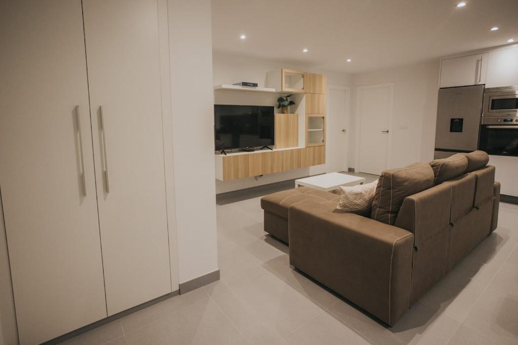 a living room with a couch and a kitchen at Casas del Pedregal Apartamento 1 in A Estrada