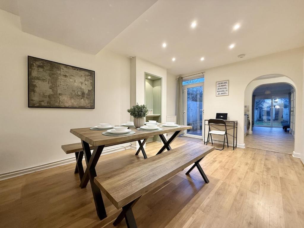 2 bed house secure parking Sleeps 6 4