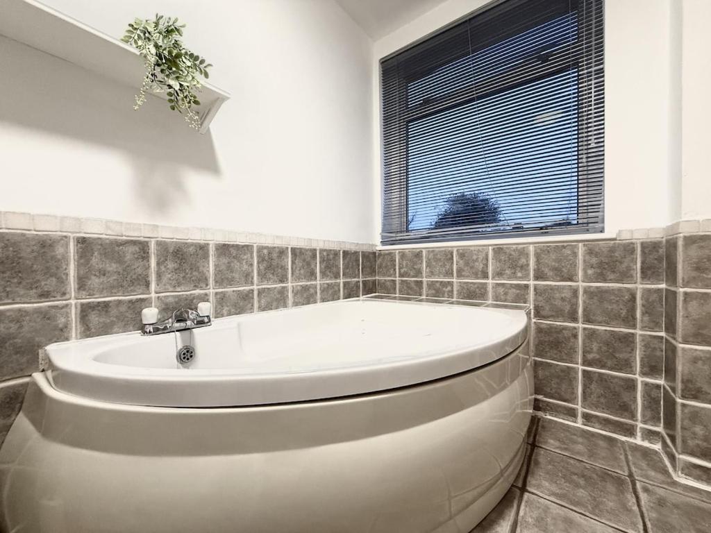 2 bed house secure parking Sleeps 6 7