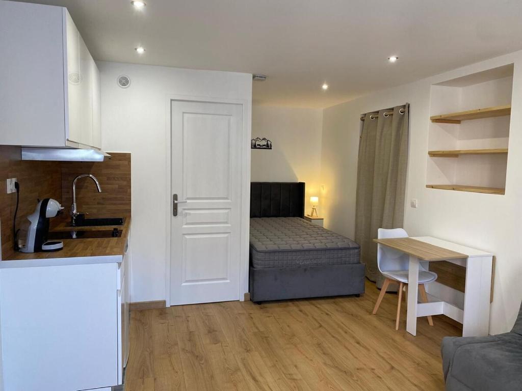 a small room with a bed and a kitchen at Studio avec toutes les commodités autour in Faverges