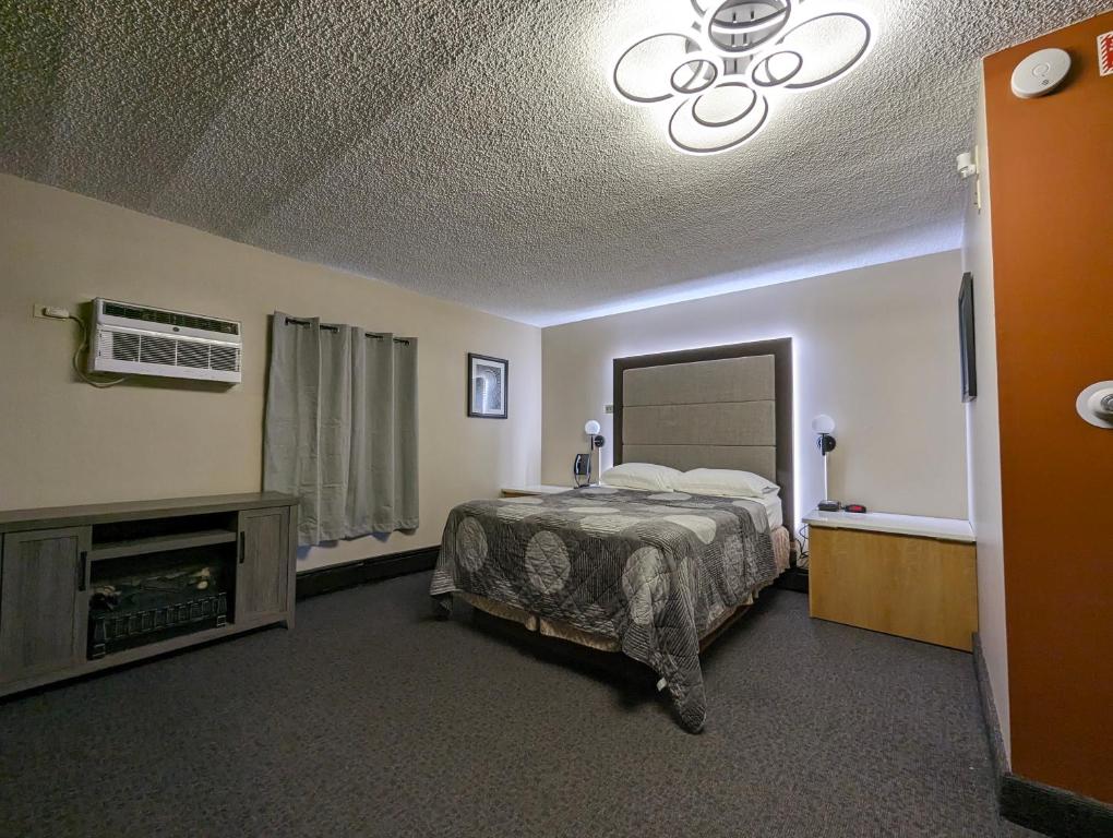 a bedroom with a bed and a fireplace in a room at Hickory West Inn in Hickory Hills