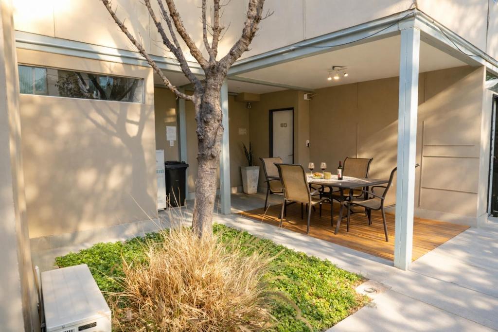 "Casa Amalia Apartamentos" Plaza Italia y Av Arístides a 50mts, lugar con jardín