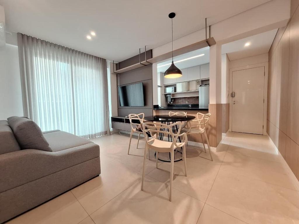 a living room with a couch and a table and chairs at LK Savassi 7 in Belo Horizonte