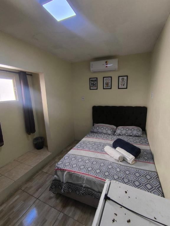 a bedroom with a large bed in a room at Rioli quarto 2 in Caruaru