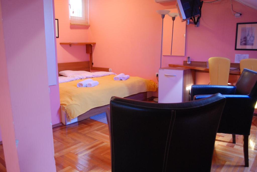 Postel nebo postele na pokoji v ubytování Car Royal Apartments and Rooms