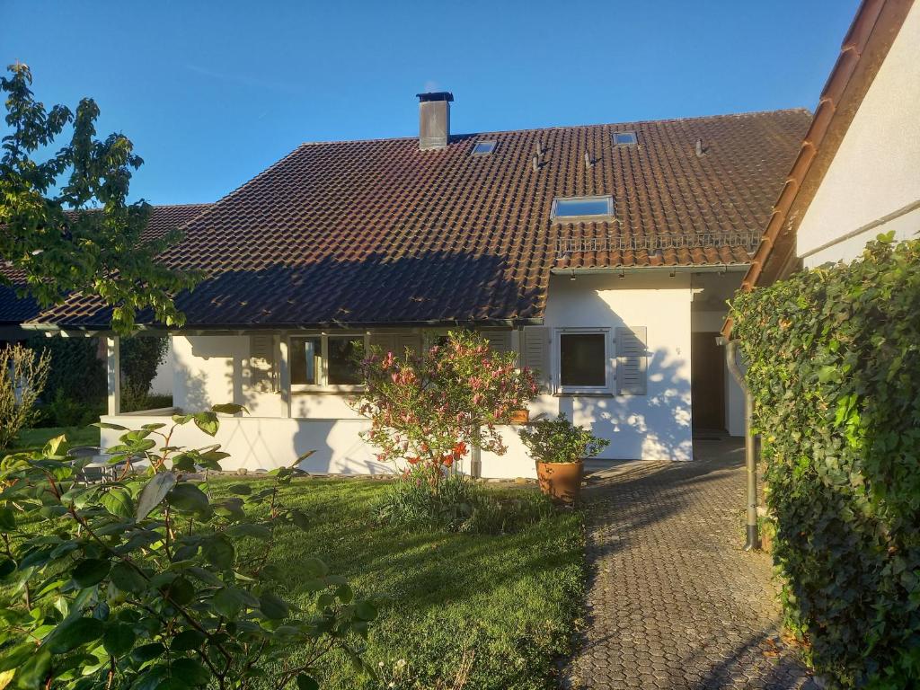 a house with solar panels on its roof at Ferienwohnung Riposo in Meersburg