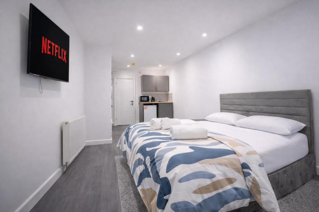 a bedroom with a large bed in a room at Seamflow Homes - Folkestone, near Eurotunnel - Channel Tunnel in Folkestone