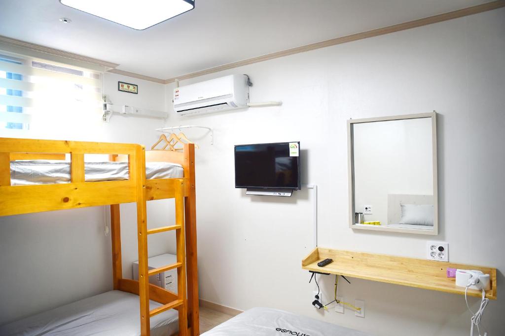 24 Guesthouse Suncheon - Bunk Bed Triple Room