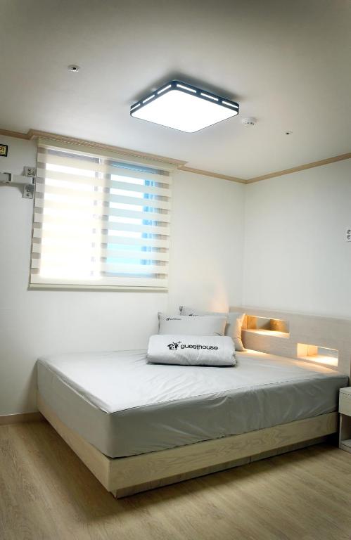 Postel nebo postele na pokoji v ubytování 24 Guesthouse Suncheon