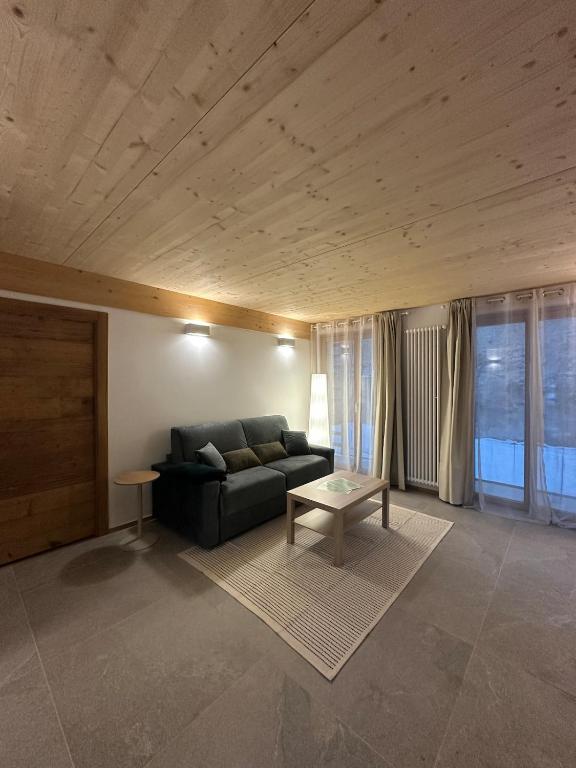 a living room with a couch and a table at Maison ValGià in Champoluc