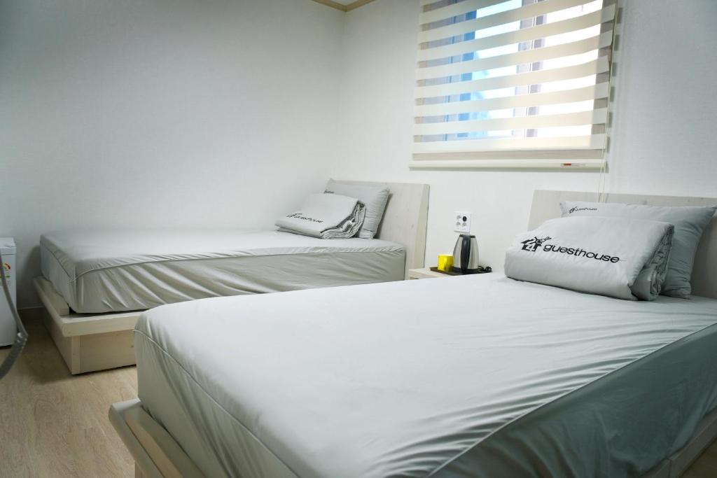 Postel nebo postele na pokoji v ubytování 24 Guesthouse Suncheon