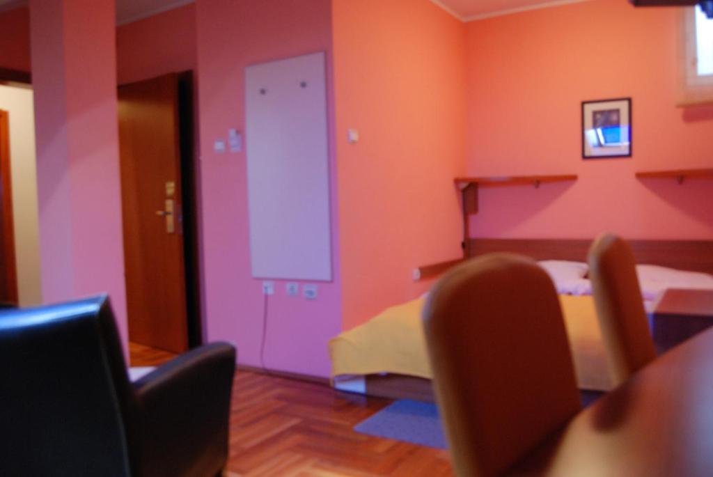 Postel nebo postele na pokoji v ubytování Car Royal Apartments and Rooms