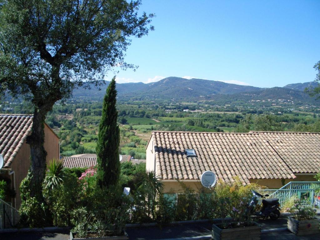 a view from the roof of a house with mountains in the background at Ferienhaus zw. Cogolin und St. Tropez in Grimaud