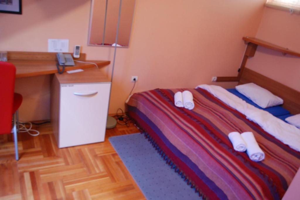 Postel nebo postele na pokoji v ubytování Car Royal Apartments and Rooms
