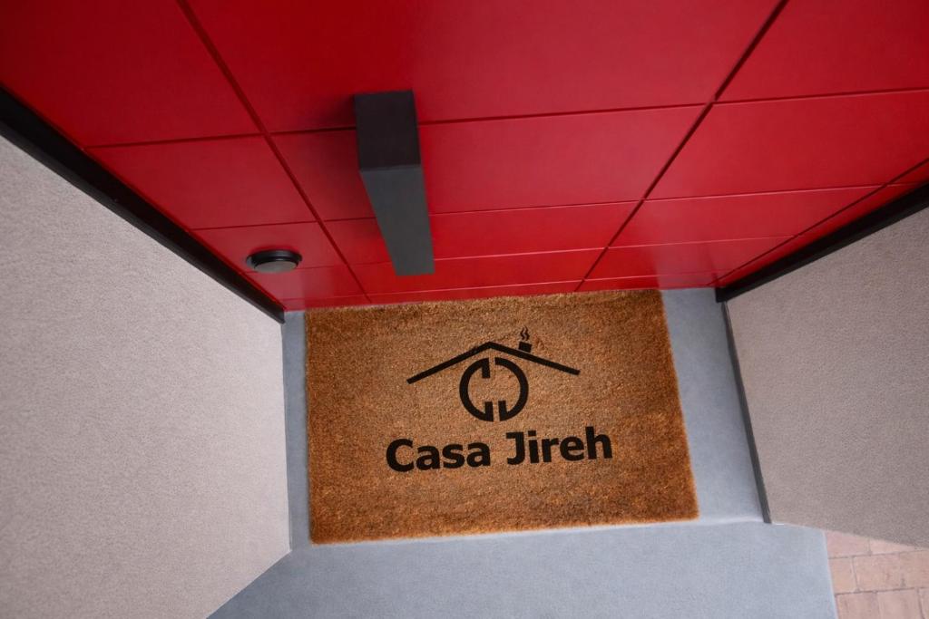 a red ceiling in a room with a casa literal sign at Bilocale tranquillo e funzionale, ideale per soggiorni di lavoro in Vignola