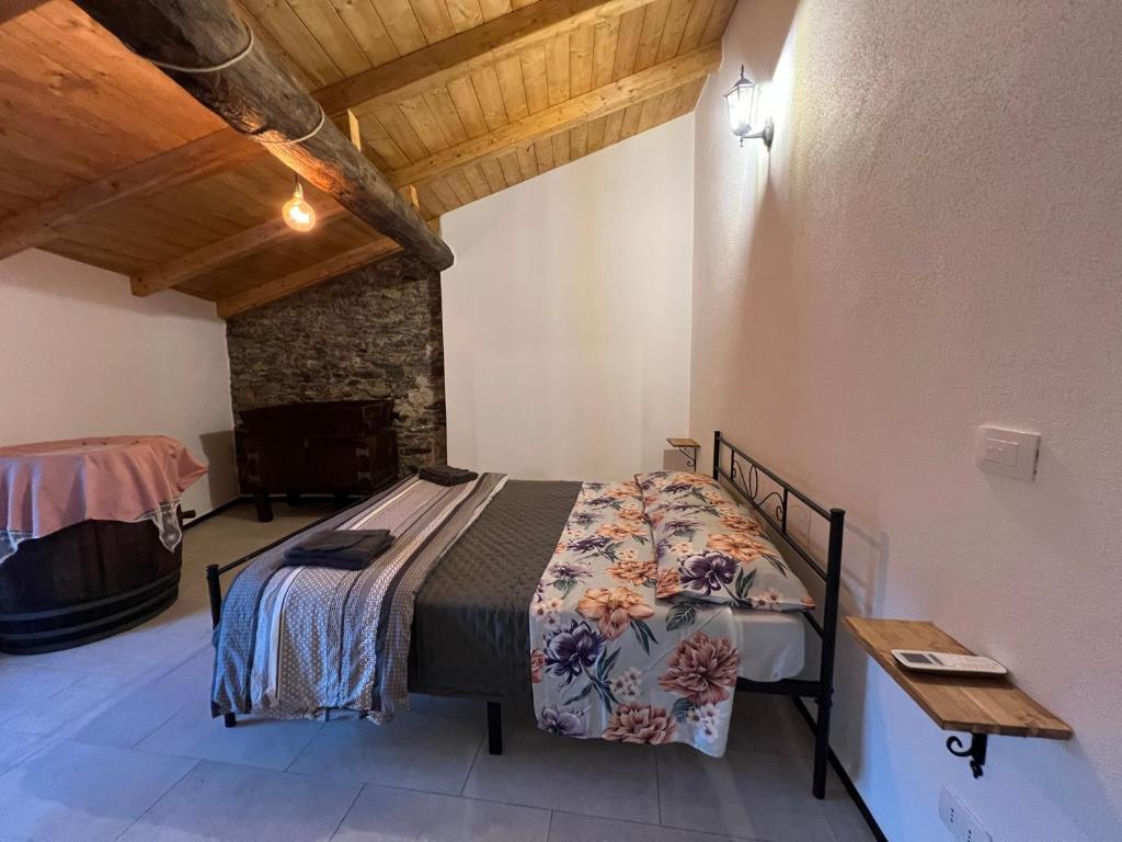 a bedroom with a bed in a room at La Dimora Della Volpe in Calice Ligure