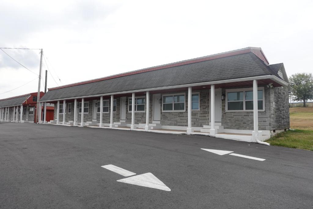 a building with a parking lot in front of it at Freedom INN Motel in Grantville